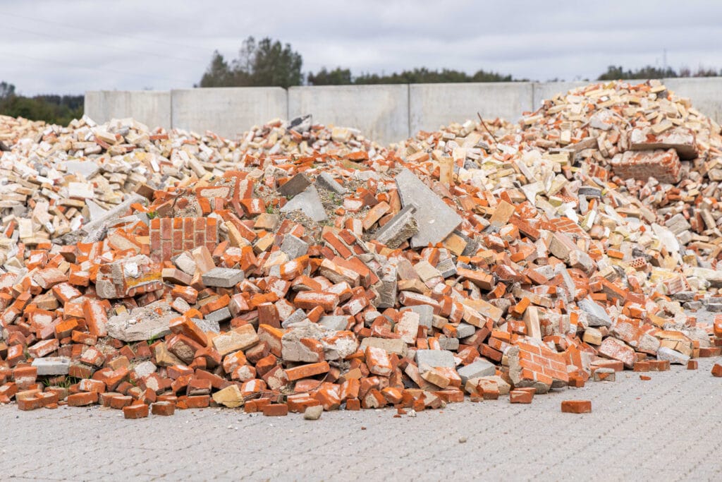 Bunke af murstensaffald på byggeplads