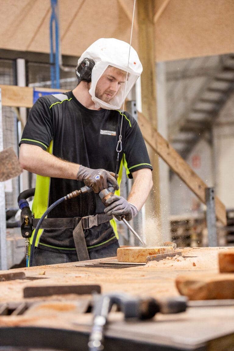 Håndværker arbejder med træ i værksted