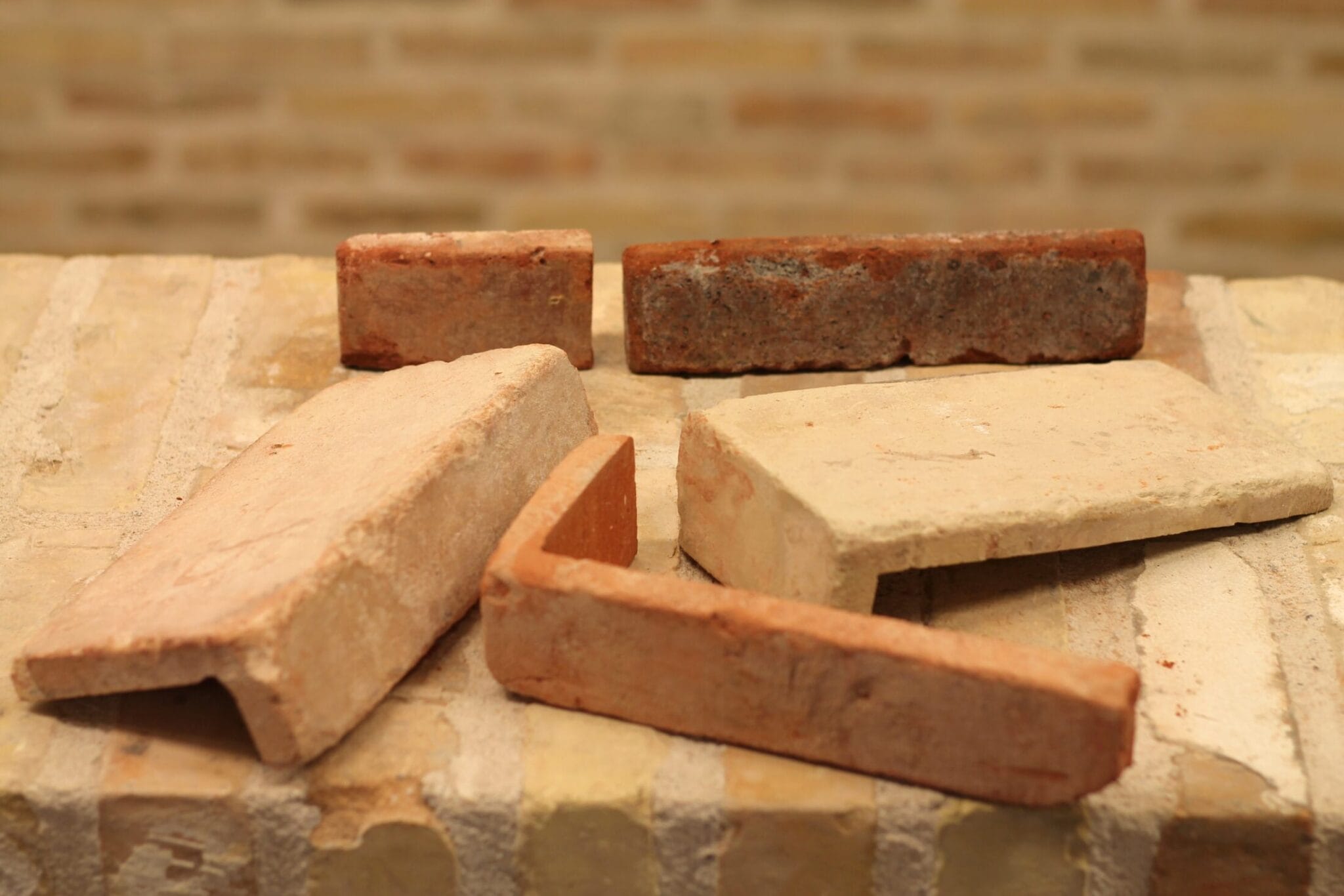 Gamle mursten i forskellige former og farver